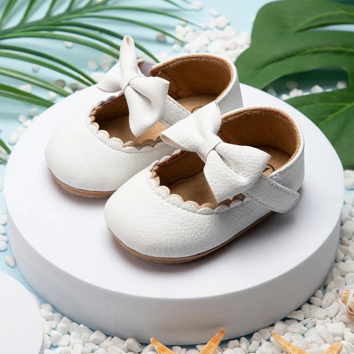 Chaussons en cuir avec nœud papillon pour bébé