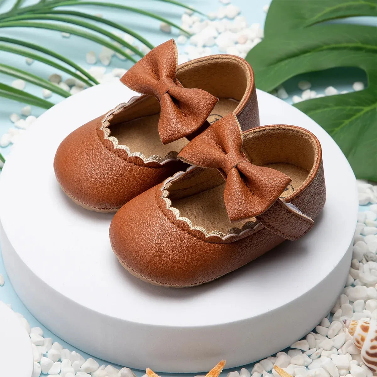 Chaussons en cuir avec nœud papillon pour bébé