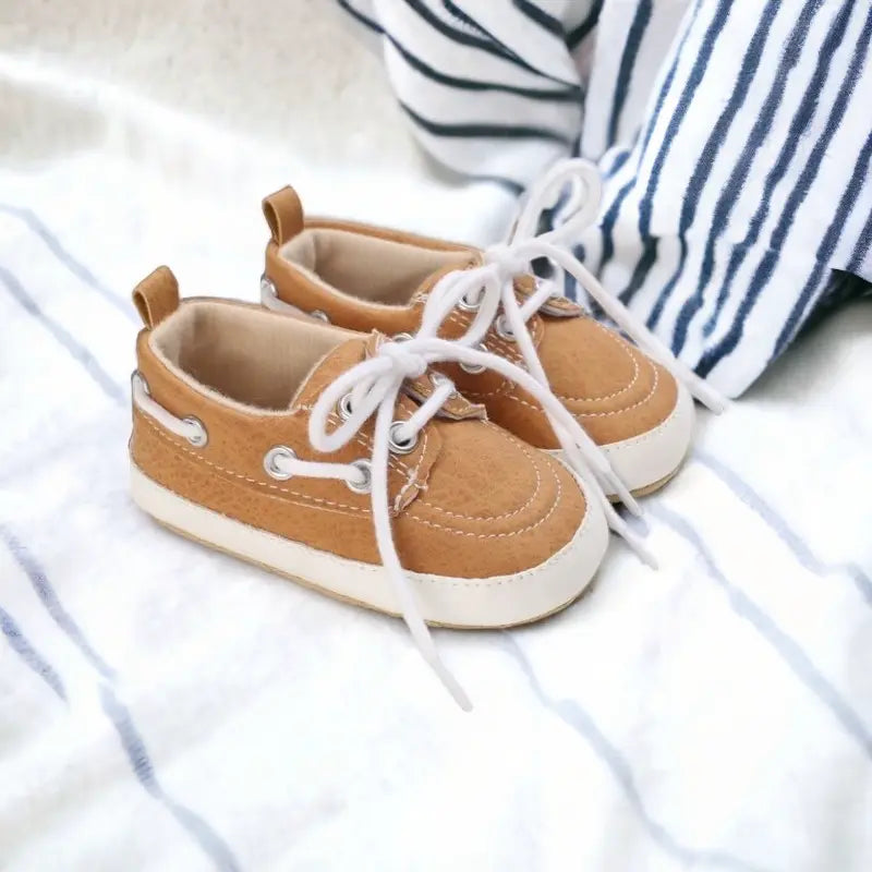 Chaussures bateau en cuir pour bébé